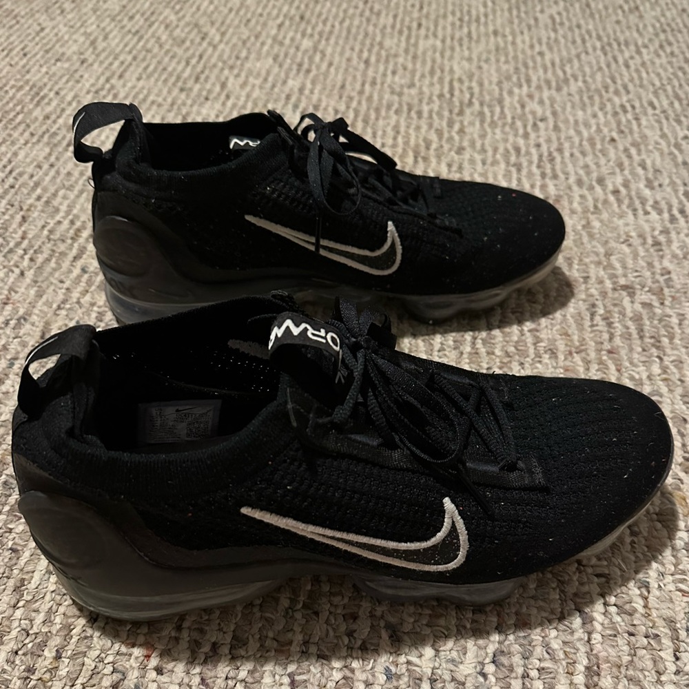 Men’s black vapor max’s. Only worn a few times, just wasn’t my style